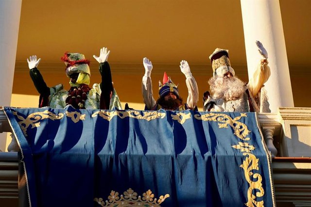 Los Reyes Magos saludan a los malagueños desde el balcón del Ayuntamiento de Málaga.
