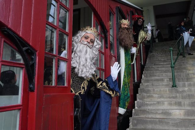 Los Reyes Magos bajan en funicular desde el parque de atracciones de Monte Igueldo, en San Sebastián.