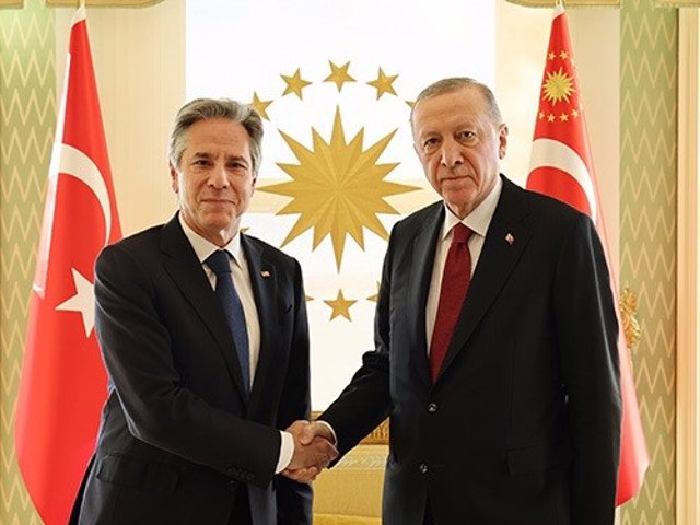 El presidente de Turquía, Recep Tayyip Erdogan (d), recibe en Estambul al secretario de Estado de Estados Unidos, Antony Blinken (i)