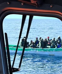 Salvamento Marítimo ha interceptado este domingo dos embarcaciones irregulares que navegaban rumbo a las Islas Canarias y ha rescatado también a una persona magrebí que iba a la deriva sobre un neumático de camión.