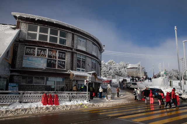 Varias personas junto a la Venta Arias en el Puerto de Navacerrada, a 7 de enero de 2024