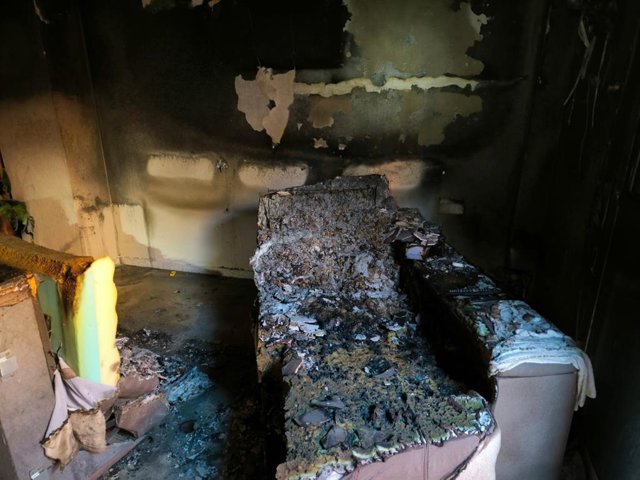 Así ha quedado el salón de la vivienda incendiada de Olivares