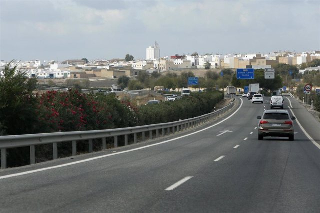 Archivo - Imagen de la entrada por la A-92 al municipio sevillano de Arahal. 