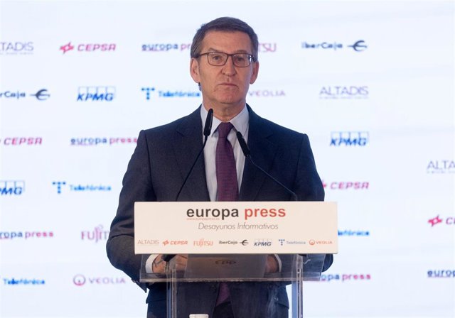 El líder del PP, Alberto Núñez Feijóo, presenta al candidato del PP a la Xunta de Galicia, durante un Desayuno Informativo de Europa Press, este lunes en Madrid.