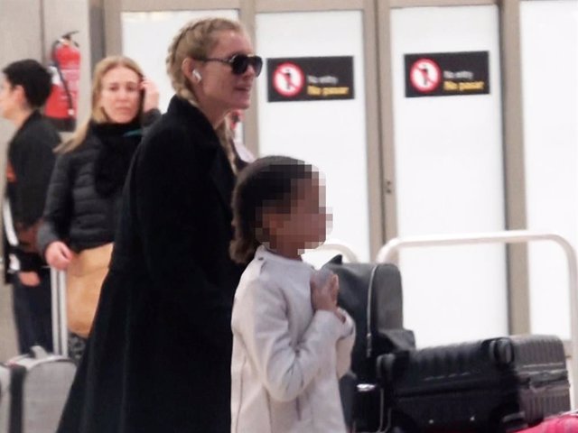 Esther Cañadas y su hija Galia, en el aeropuerto de Madrid