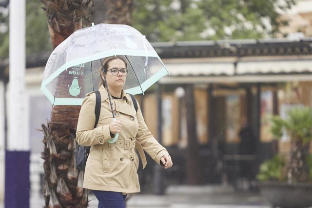 Archivo - Una chica bajo su paraguas. Imagen de archivo.