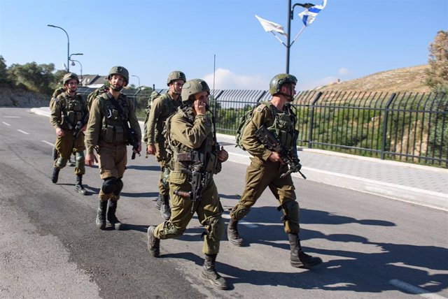 Archivo - Militares israelíes en Metula, cerca de la frontera con Líbano