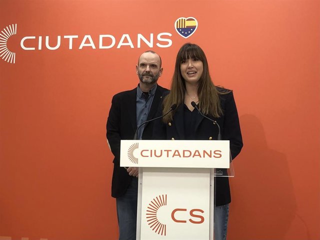 La portavoz adjunta del Comité Autonómico de Cs, Isabel Martínez, y el coordinador del nuevo Comité de estrategia del partido, Javier González, en una rueda de prensa en la sede de Cs