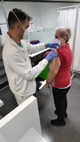 Mujer se vacuna en centro de salud en València