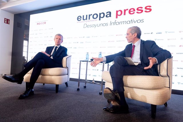 El candidato del PP a la Xunta de Galicia, Alfonso Rueda (i) y el director de Europa Press, Javier García Vila (d), durante un Desayuno Informativo de Europa Press, en el Hotel Rosewood Villa Magna, a 8 de enero de 2024, en Madrid (España). 