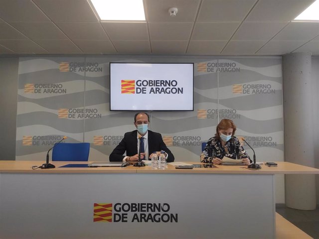 El consejero de Sanidad del Gobierno de Aragón, José Luis Bancalero, y la directora general de Salud Pública, Nuria Gayán.