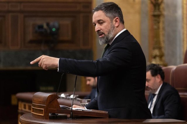 El líder de VOX, Santiago Abascal, interviene durante un pleno en el Congreso de los Diputados, a 20 de diciembre de 2023, en Madrid (España). Durante la sesión de control, el presidente del Gobierno, responde a preguntas del líder del PP, y de la portavo