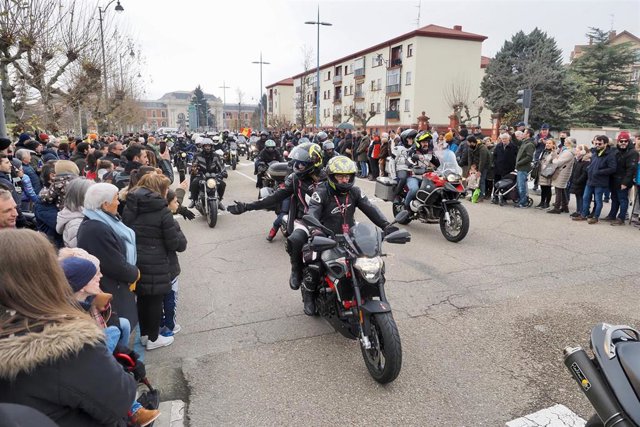 Archivo - Varios motoristas participan en el desfile de las banderas en la concentración motera Pingüinos en 2023.