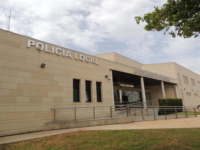 Archivo - Fachada de la comisaría de Policía Local de Huelva.