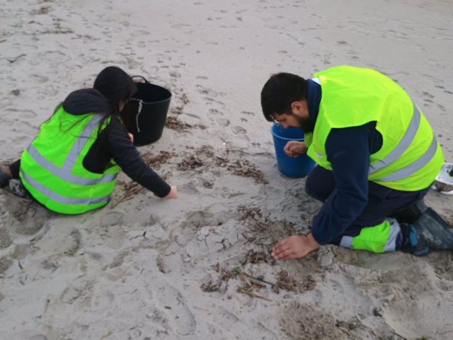 Retirada de microplásticos, pellets, en la playa de Peñarronda, en Asturias, a donde se ha desplazado  el director general de Custodia del Territorio e Interior, David Villar, acompañado por los alcaldes de Castropol, Tapia y Vegadeo.