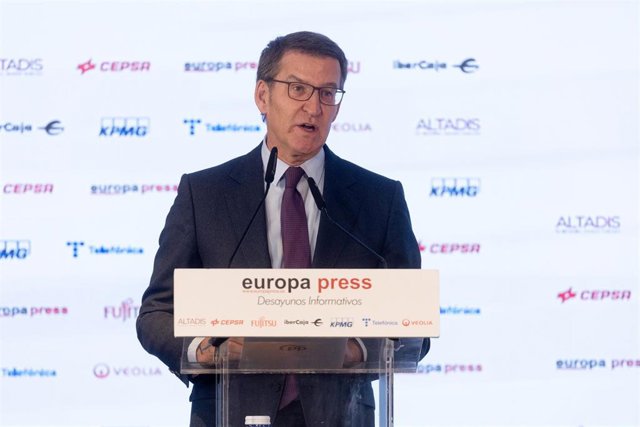 El líder del PP, Alberto Núñez Feijóo, presenta al candidato del PP a la Xunta de Galicia, durante un Desayuno Informativo de Europa Press, en el Hotel Rosewood Villa Magna, a 8 de enero de 2024, en Madrid (España).