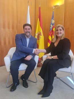 El alcalde de Alicante, Luis Barcala, y la portavoz de Vox en el Ayuntamiento de Alicante, Carmen Robledillo.
