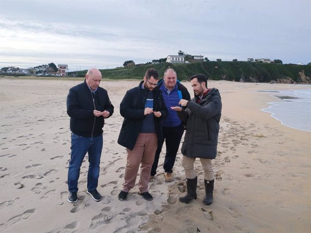 Operarios de TRAGSA recogen pellets de plástico, en la playa Otur, a 9 de enero de 2024, en Valdés, Asturias (España). El Principado de Asturias ha activado el nivel dos de emergencia por el vertido de pellets de plástico en las playas de la región.