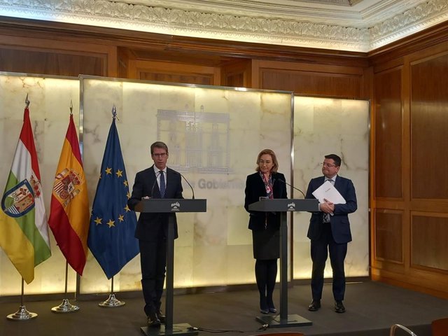 El presidente del Gobierno de La Rioja, Gonzalo Capellán, junto a la consejera de Salud, María Martín, y el portavoz del Ejecutivo regional, Alfonso Domínguez