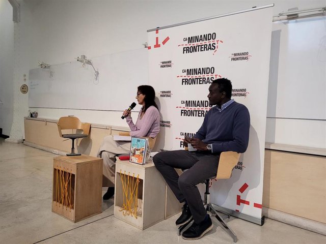 La coordinadora de Caminando Fronteras, Helena Maleno, y Pape Sarr, técnico de acogida en Movimiento por la Paz.