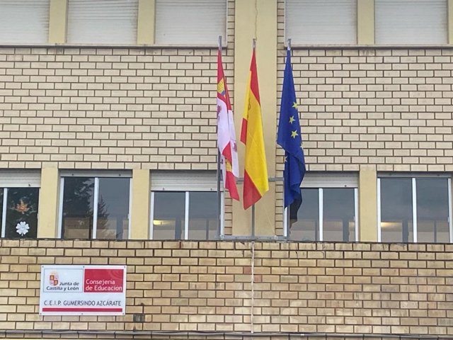 El colegio Gumersindo de Azcárate, de donde ha sido retirada la bandera de León.