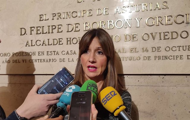 La concejala de Economía del Ayuntamiento de Oviedo, Leticia González, atiende a los medios.