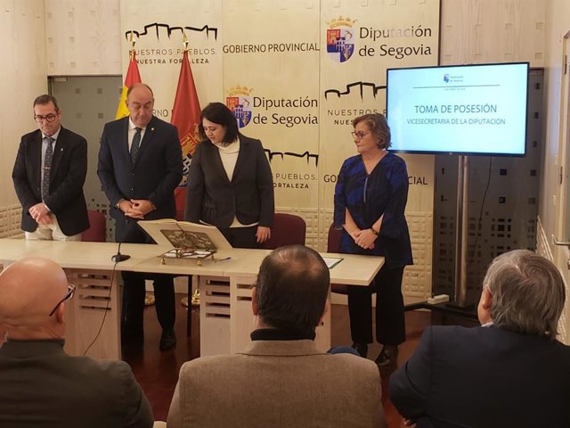 De izda a dcha, el diputado Jaime Pérez, el presidente De Vicente; la vicesecretaria, Laura García, y la secretaria, Lourdes Merino, durante la jura del cargo.