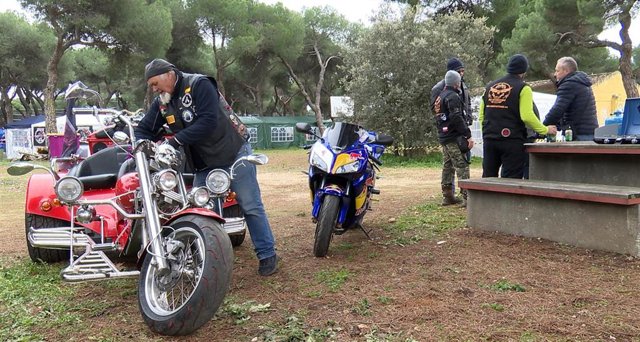 José Miguel Dilla, 'El Abuelo', Con Su Moto En La Campa De 'Pingüinos'.