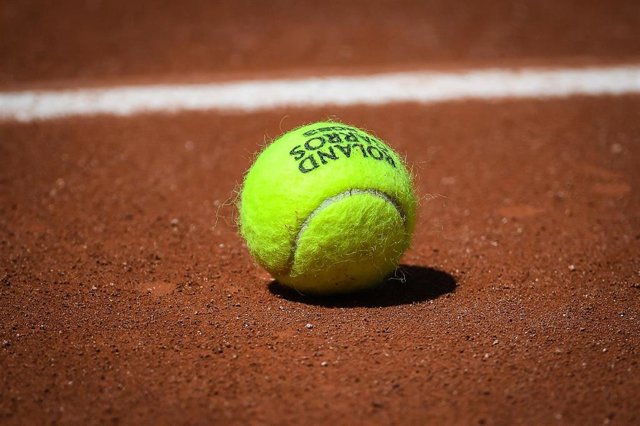 Archivo - Pelota de tenis en Roland Garros