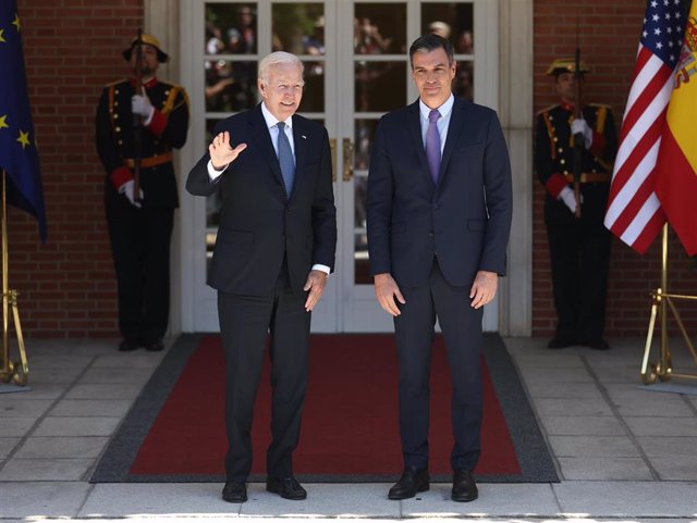 Archivo - El presidente de los Estados Unidos, Joe Biden (i) y el presidente del Gobierno, Pedro Sánchez (d), posan a su llegada a una reunión en el Palacio de La Moncloa, a 28 de junio de 2022