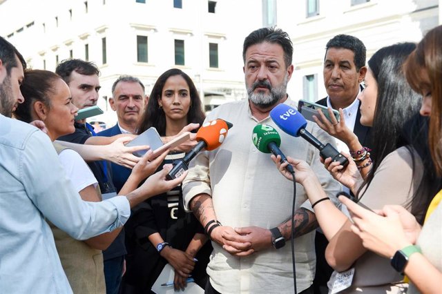 Archivo - El diputado de IU en el Parlamento Europeo, Manu Pineda, atiende a los medios de comunicación en el exterior del Congreso de los Diputados, a 9 de octubre de 2023, en Madrid (España). 