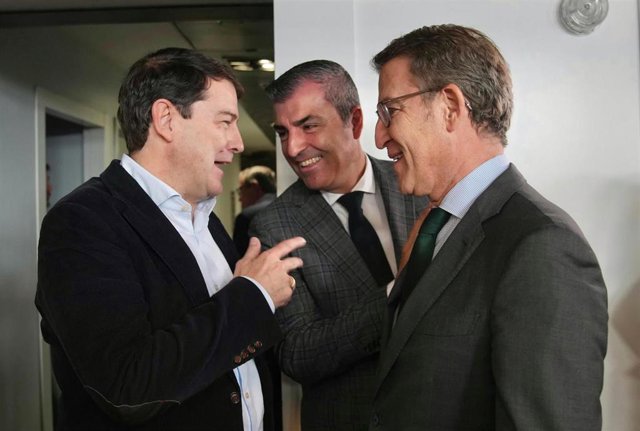 El presidente del PP de Castilla y León y de la Junta, Alfonso Fernández Mañueco (izda), conversa con el presidente nacional del partido, Alberto Núñez Feijóo.