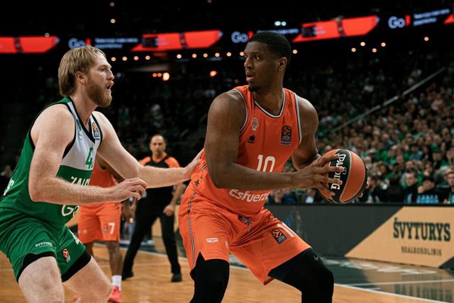 Archivo - Damien Inglis, durante un partido con el Valencia Basket frente al Zalgiris Kaunas.