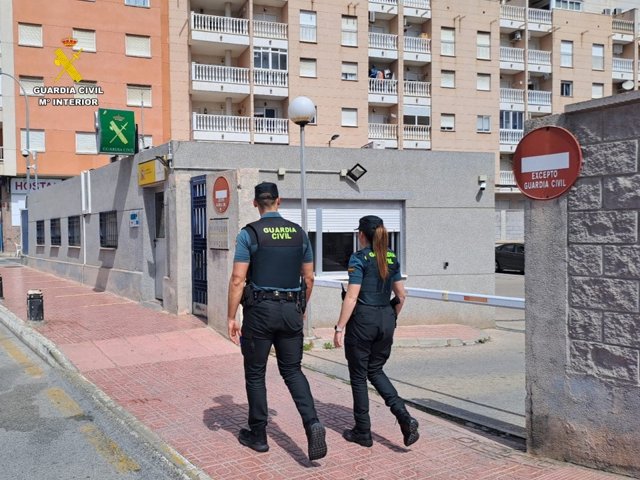 Archivo - Alicante.-Sucesos.- Detenidos dos hombres al ser sorprendidos mientras intentaban robar un vehículo en Torrevieja