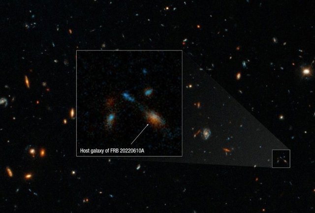 Imagen del Telescopio Espacial Hubble de la galaxia anfitriona de una ráfaga de radio rápida excepcionalmente poderosa, FRB 20220610A.
