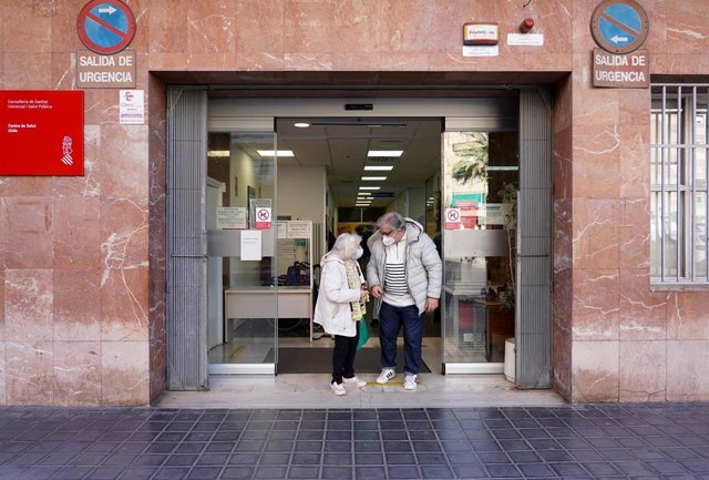 Varias personas con mascarilla al salir un centro de salud 