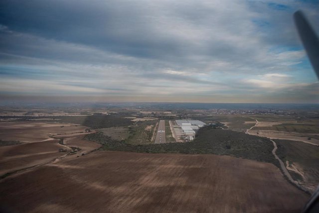 Archivo - Vista aérea de una de las pistas del aeródromo de Casarrubios
