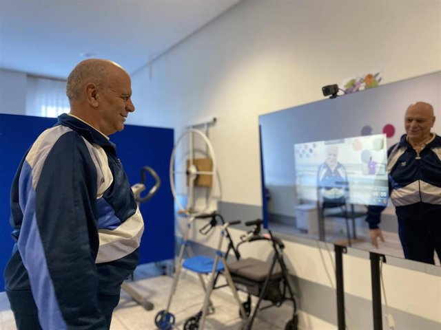 Un usuario prueba el espejo  interactivo para facilitar el envejecimiento saludable.