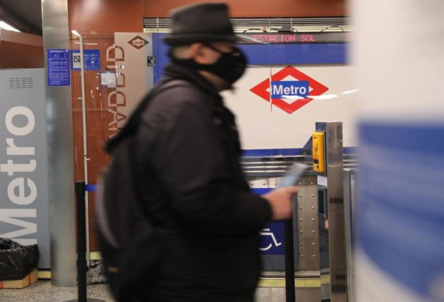 Archivo - Una persona camina en la estación de metro de Sol, a 3 de mayo de 2021