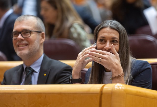 El diputado de Junts Josep Maria Cruset y la portavoz de Junts en el Congreso, Miriam Nogueras, durante un pleno del Congreso de los Diputados, en el Palacio del Senado, a 10 de enero de 2024.