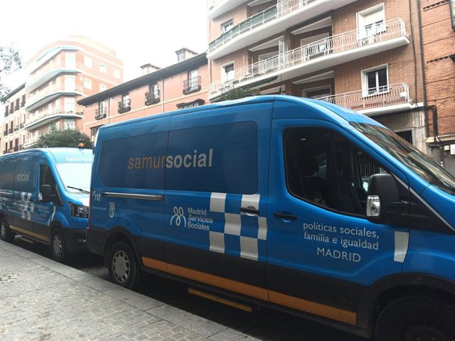 Archivo - Vehículos del Samur Social