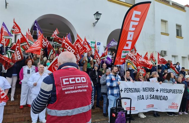 Concentración laboral a las puertas del Hospital de El Tomillar.