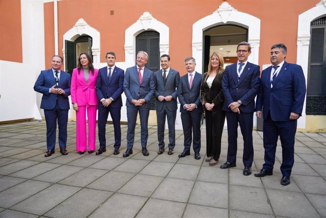 El presidente de la Junta de Andalucía, Juanma Moreno (en el centro de la imagen), junto a otras autoridades durante el acto de presentación de la megaplanta de metanol verde que irá ubicada en Huelva.