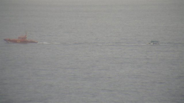 Salvamento Marítimo traslada a la embarcación a la deriva a puerto.