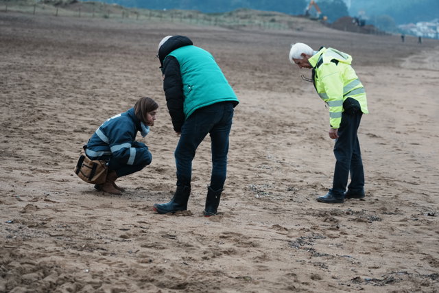 Voluntarios recogen pellets en la playa de La Arena, a 10 de enero de 2024, en Muskiz, Vizcaya, País Vasco (España). 