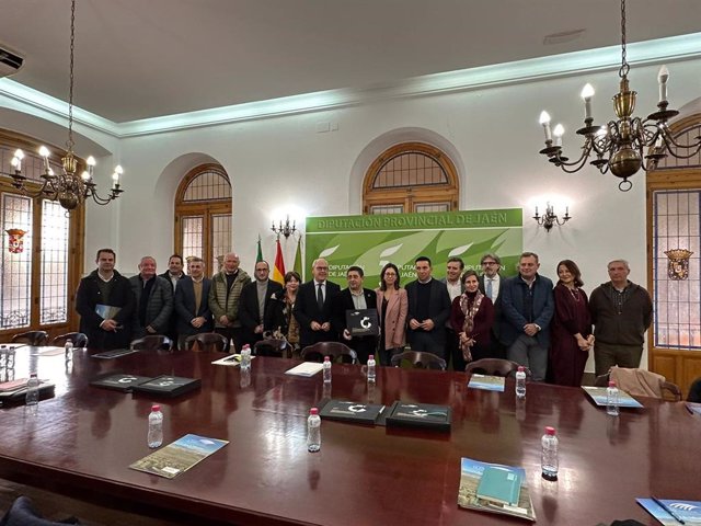 Asistentes a la reunión sobre el expediente de Paisajes del Olivar.