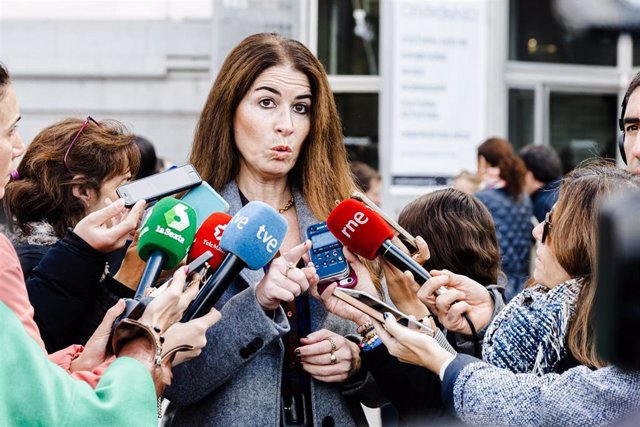 Archivo - La diputada de VOX Carla Toscano ofrece declaraciones a los medios.