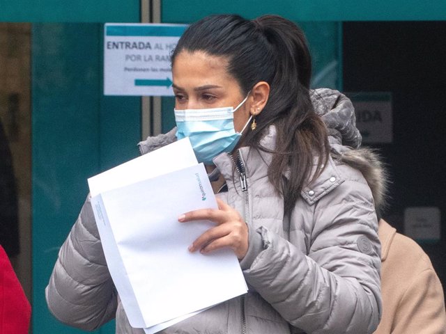 Gabriela Guillén sale del hospital con su bebé en una mochila de porteo e informes médicos en la mano este miércoles en Madrid