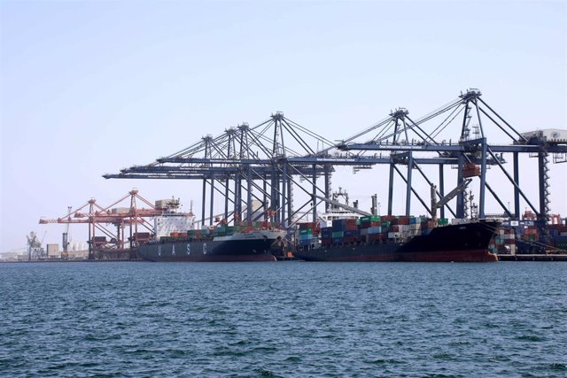 Archivo - Buques de United Arab Shipping Company y NYK Line en el puerto de Sohar, en Omán (archivo)