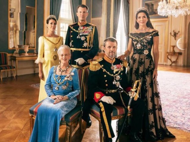 La Reina Margarita, en un retrato oficial con sus hijos Federico y Joaquín y sus nueras Mary Donaldson y Marie Cavallier